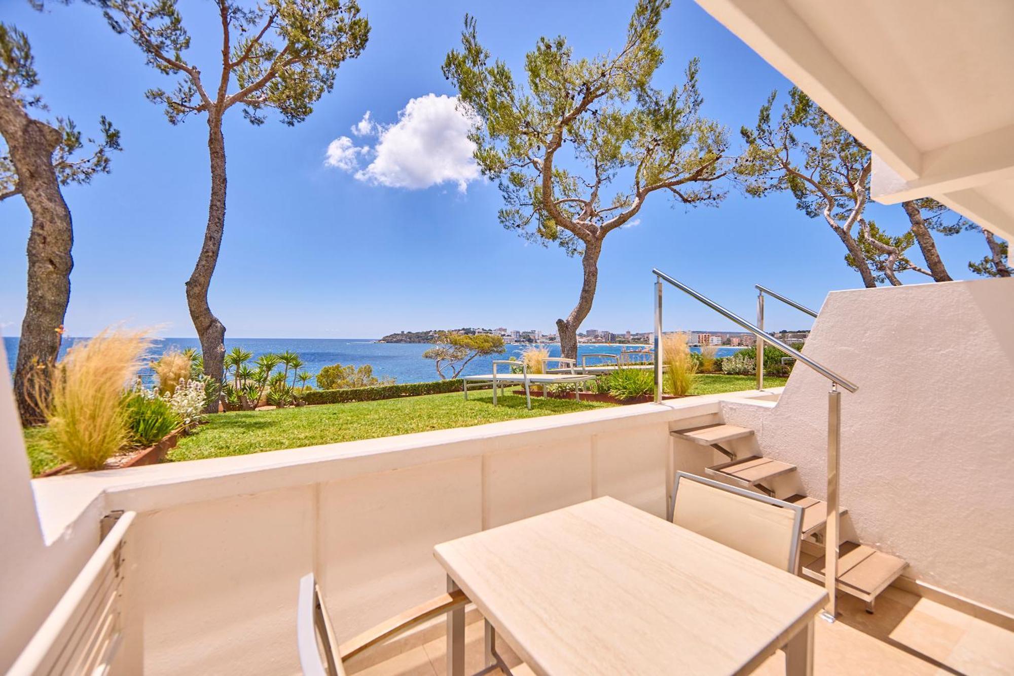 Premium Studio with Garden and Sea View